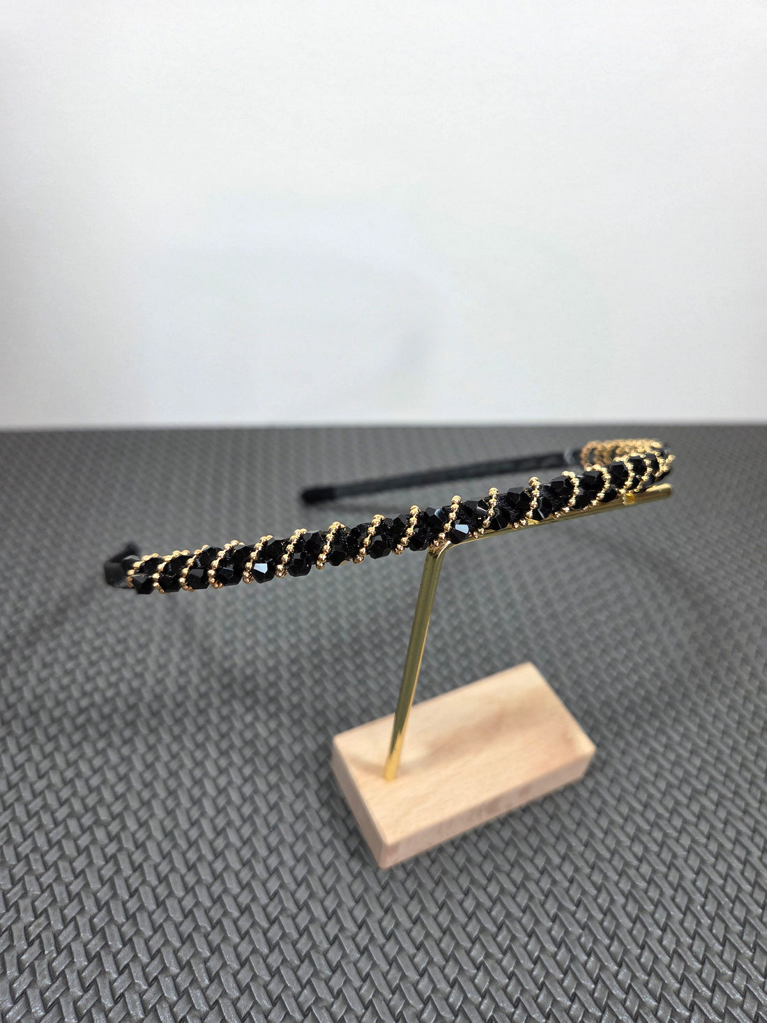 Siauras plaukų lankelis su juodais karoliukais