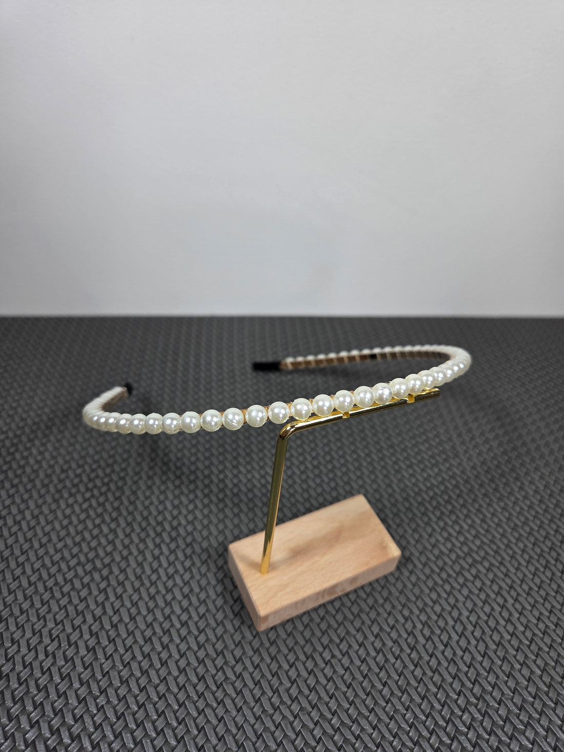 Siauras plaukų lankelis su baltais perliukais