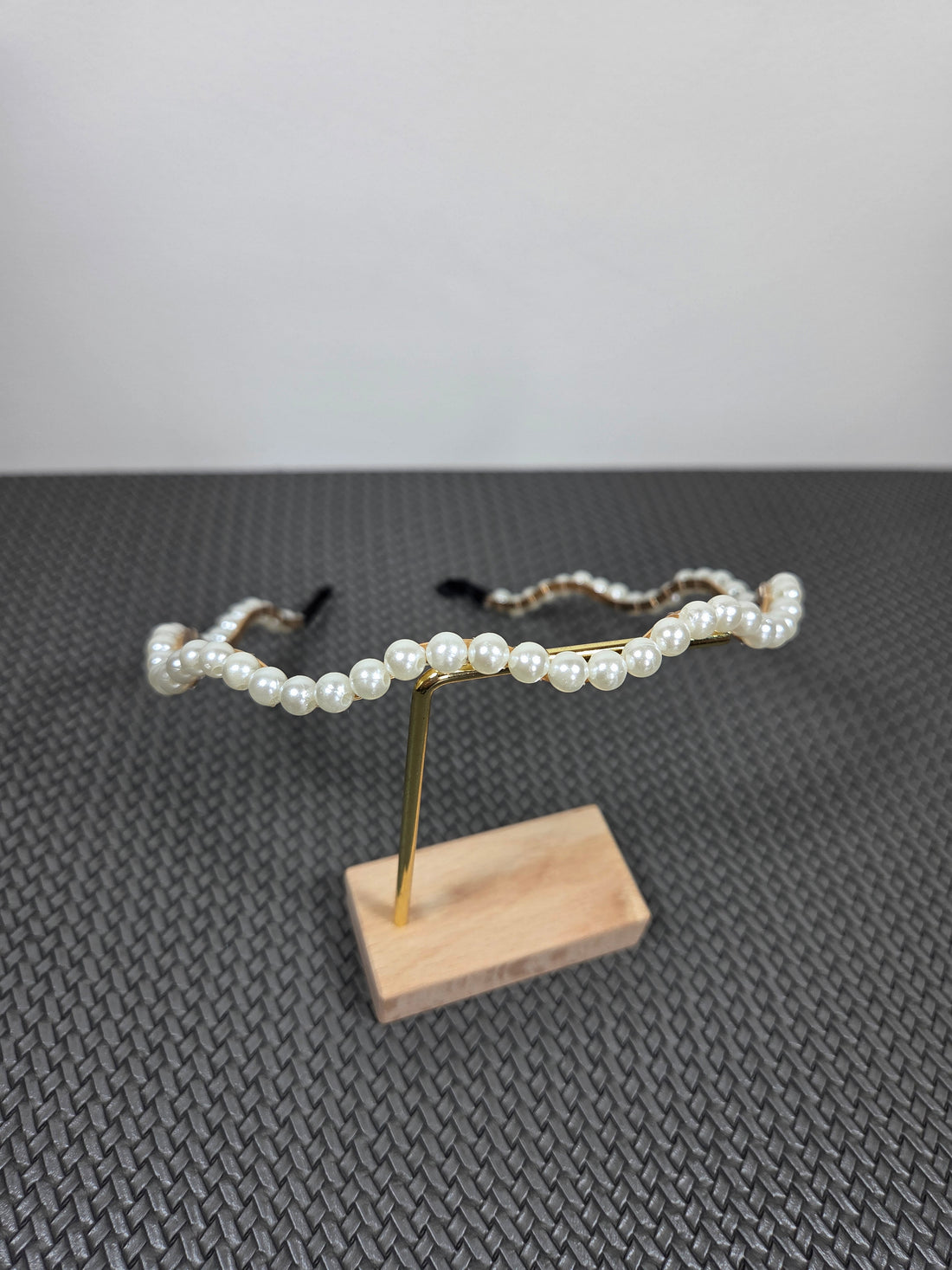 Siauras banguotos formos plaukų lankelis su baltais perliukais