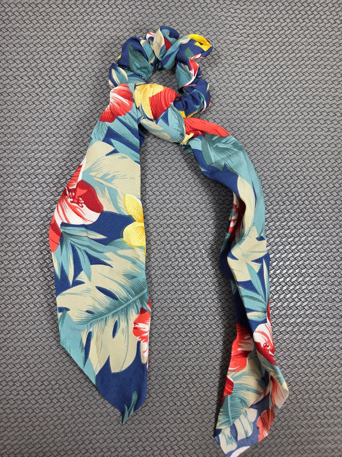 Plaukų gumytė su ilga skarele, „Pin-up“ stiliaus