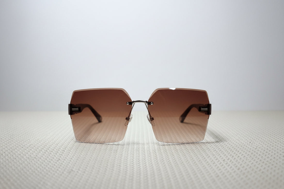 Elegantiški permatomi saulės akiniai