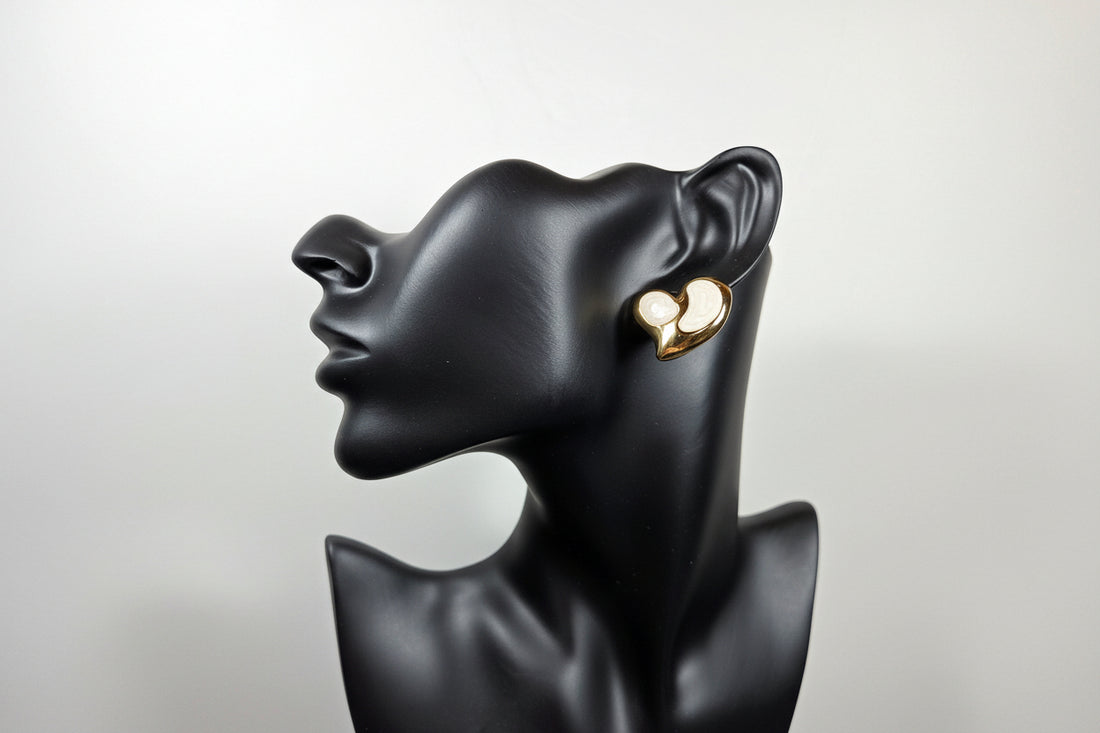 Širdies formos paauksuoti auskarai su baltais akcentais