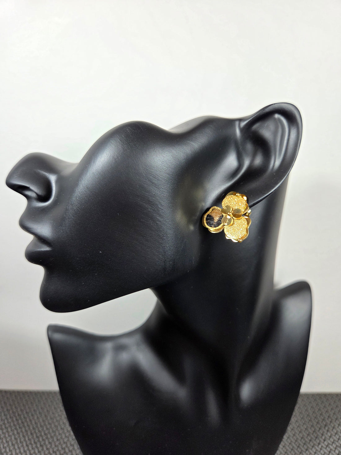 Paauksuoti trilapio formos auskarai su kailio imitacijos detalėmis