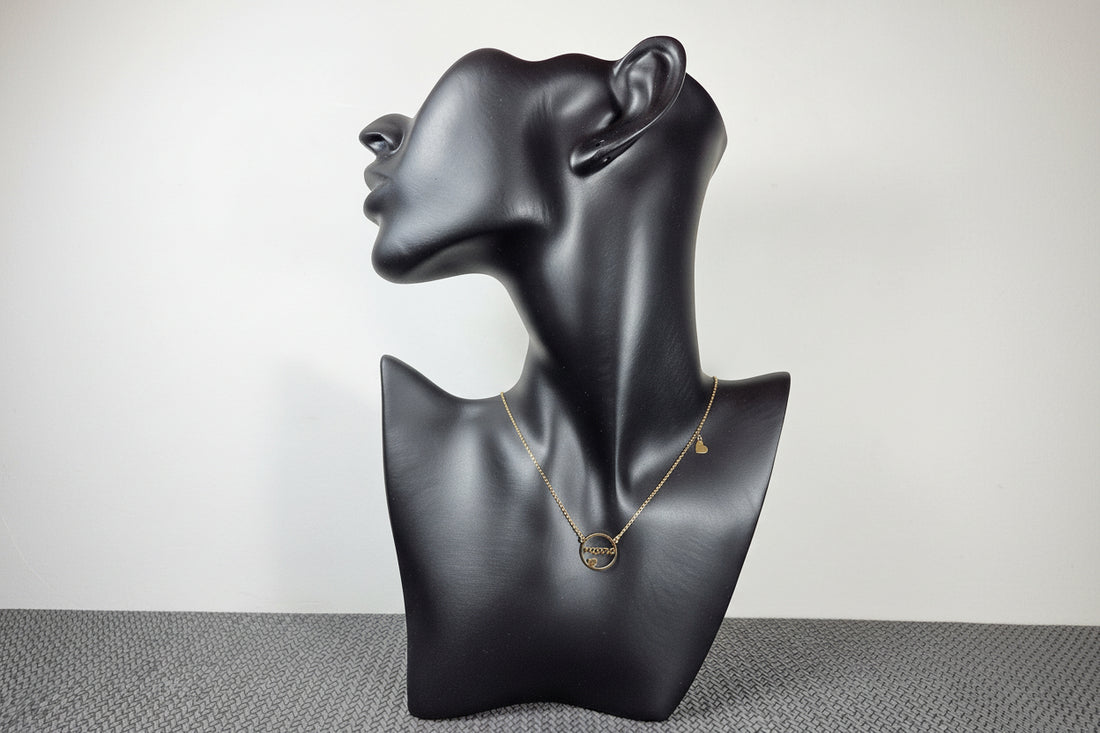 Kaklo papuošalas su pakabuku ir užrašu MAMA