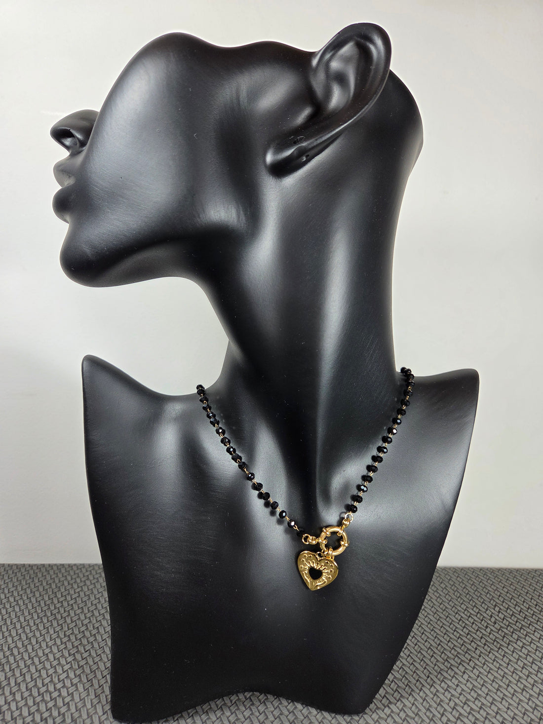 Kaklo papuošalas su juodais karoliukais ir širdies pakabuku