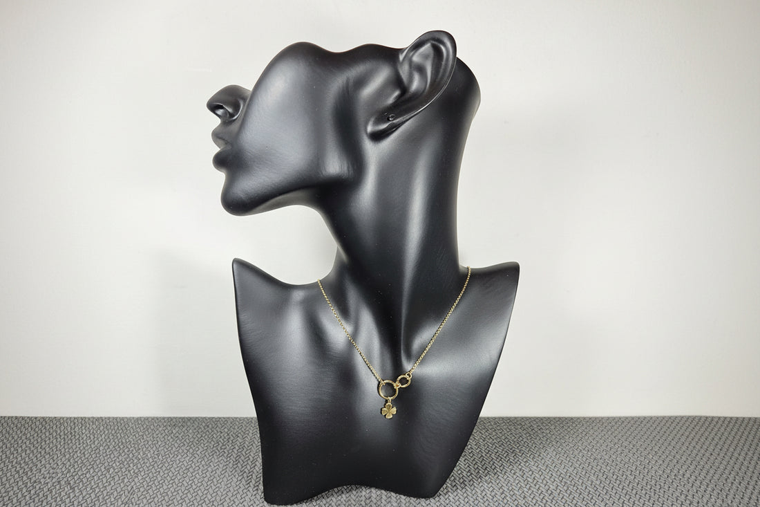 Paauksuota grandinėlė su dobiliuko pakabuku