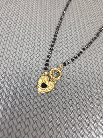 Kaklo papuošalas su juodais karoliukais ir širdies pakabuku