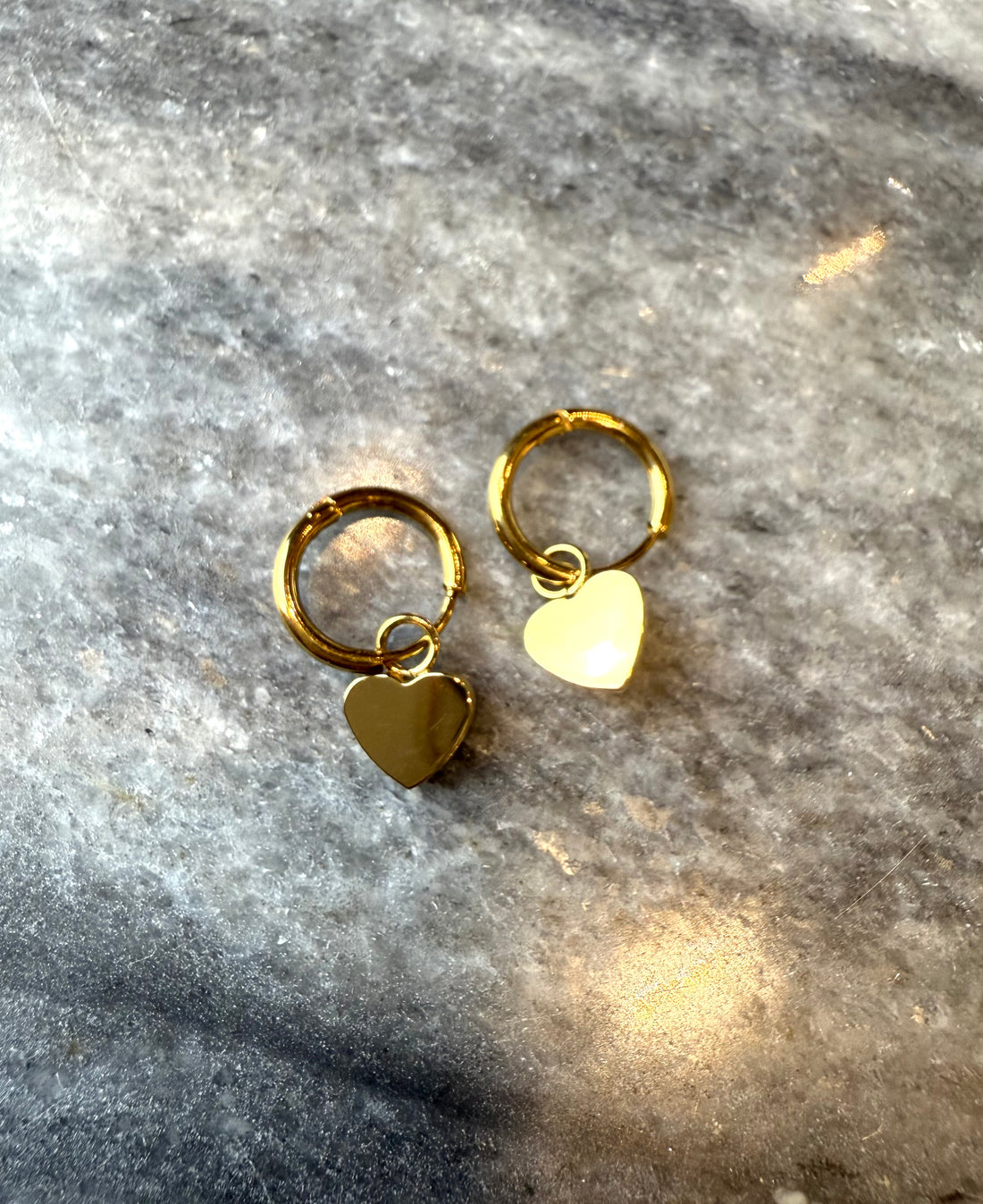 Mažos aukso spalvos rinkutės su širdutėmis