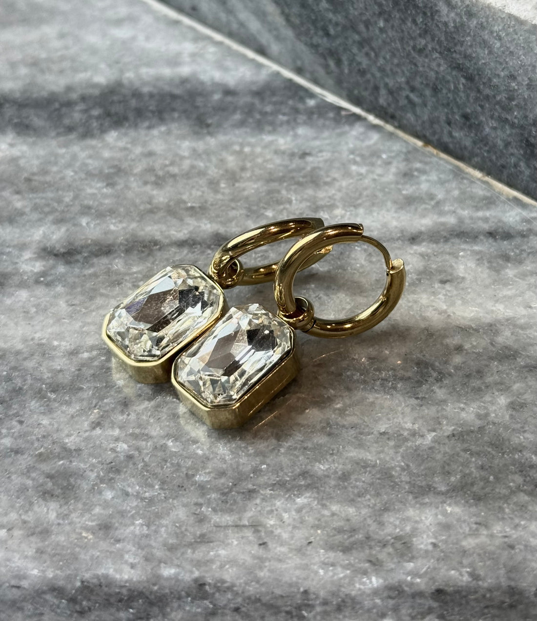 Auskarai su vidutiniais skaidriais kristalais