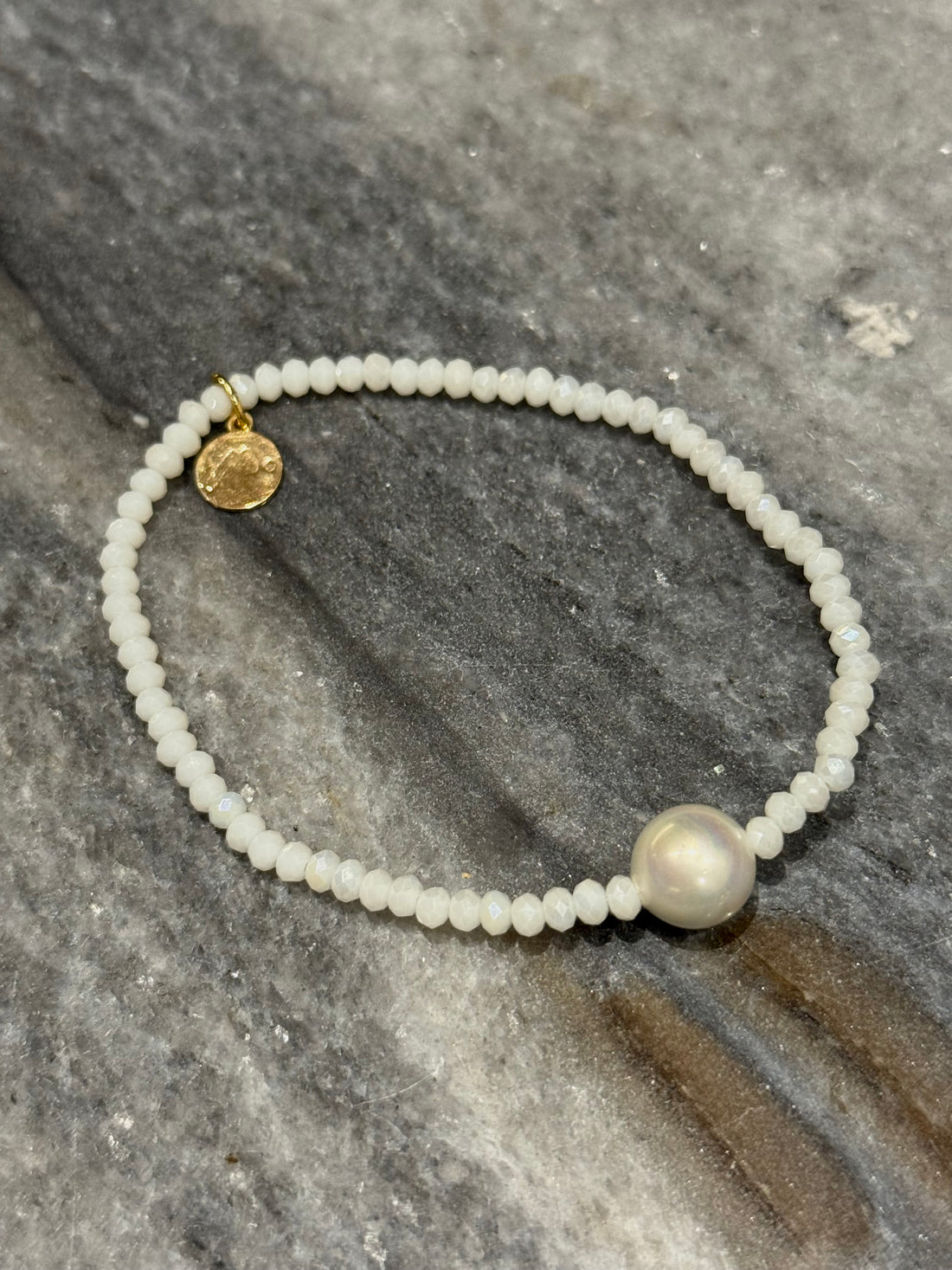 Balta apyrankė su perlu