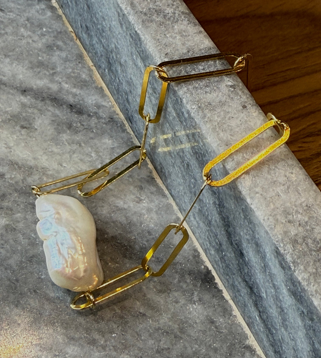 Sidabrinė paauksuota apyrankė su netaisyklingu perlu