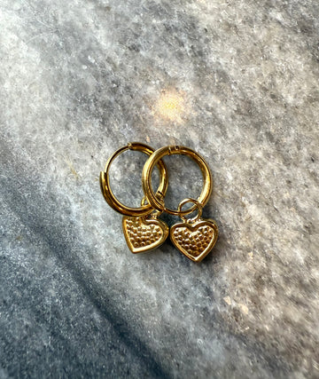 Mažos aukso spalvos rinkutės su širdutėmis