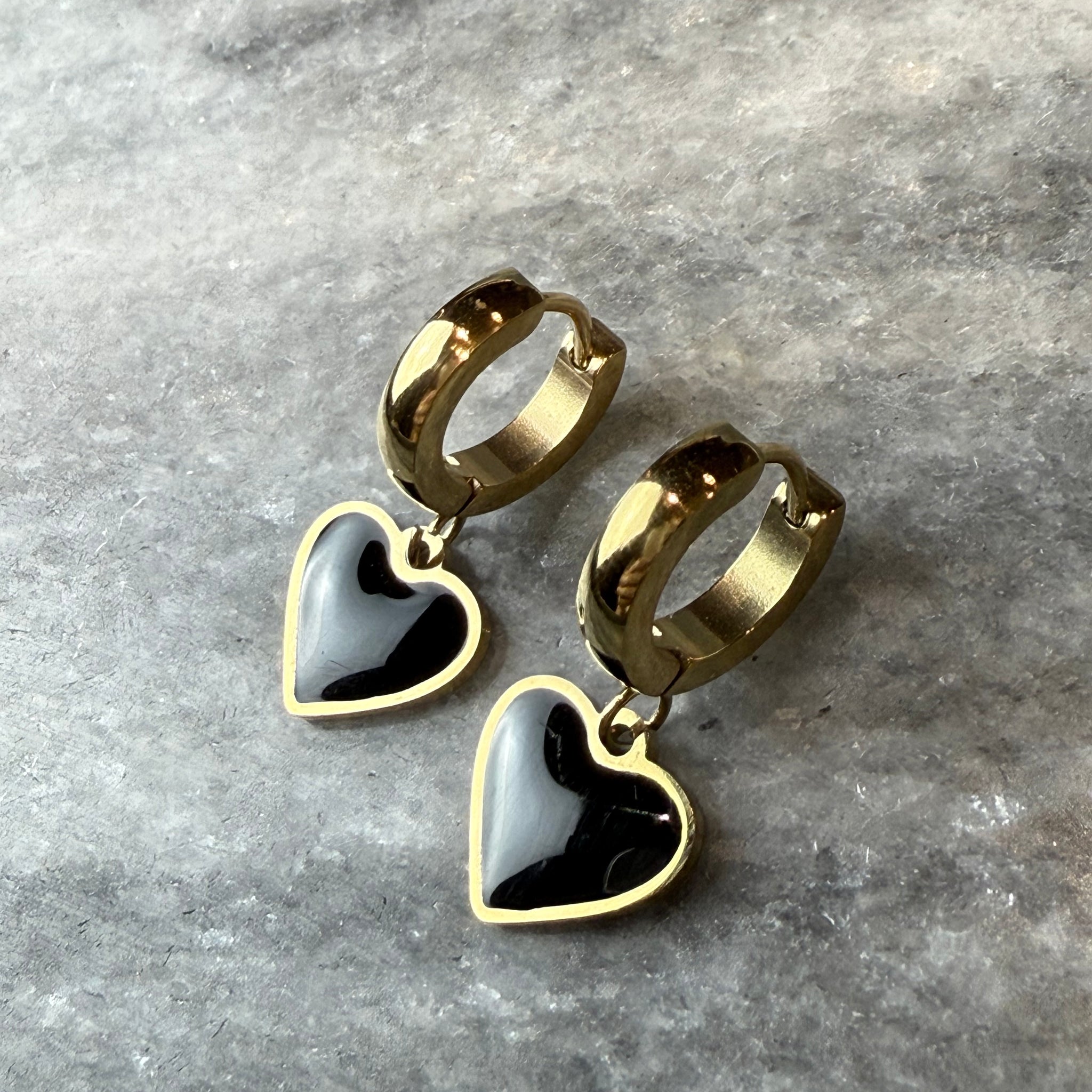 Auskarai su juodomis širdelėmis