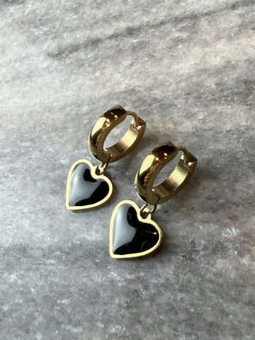 Auskarai su juodomis širdelėmis