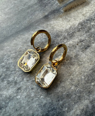 Auskarai su vidutiniais skaidriais kristalais