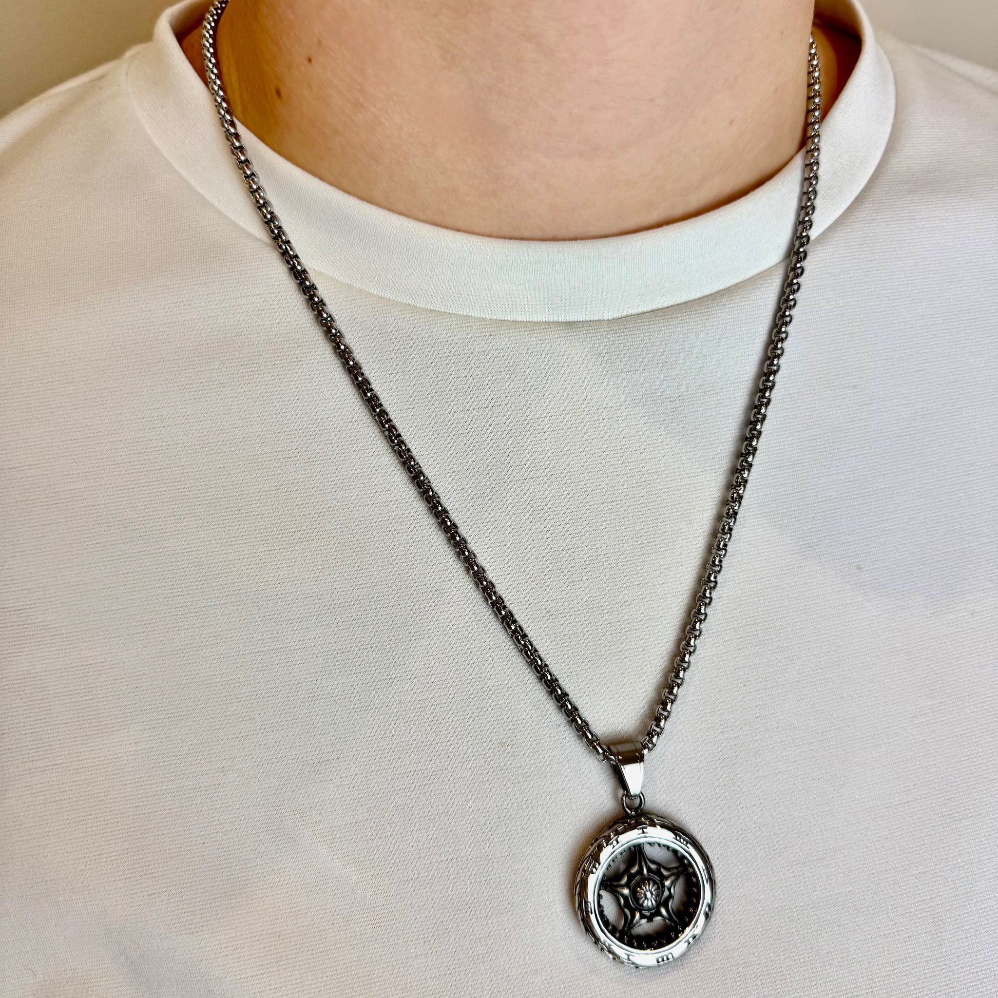 Grandinėlė su rato formos pakabuku