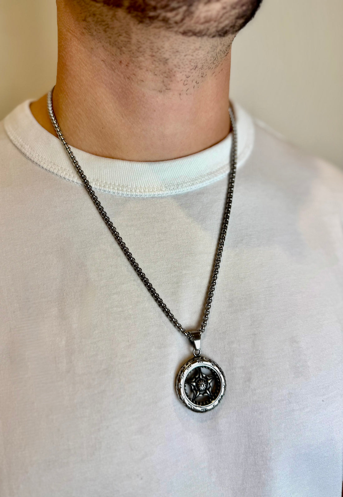 Grandinėlė su rato formos pakabuku