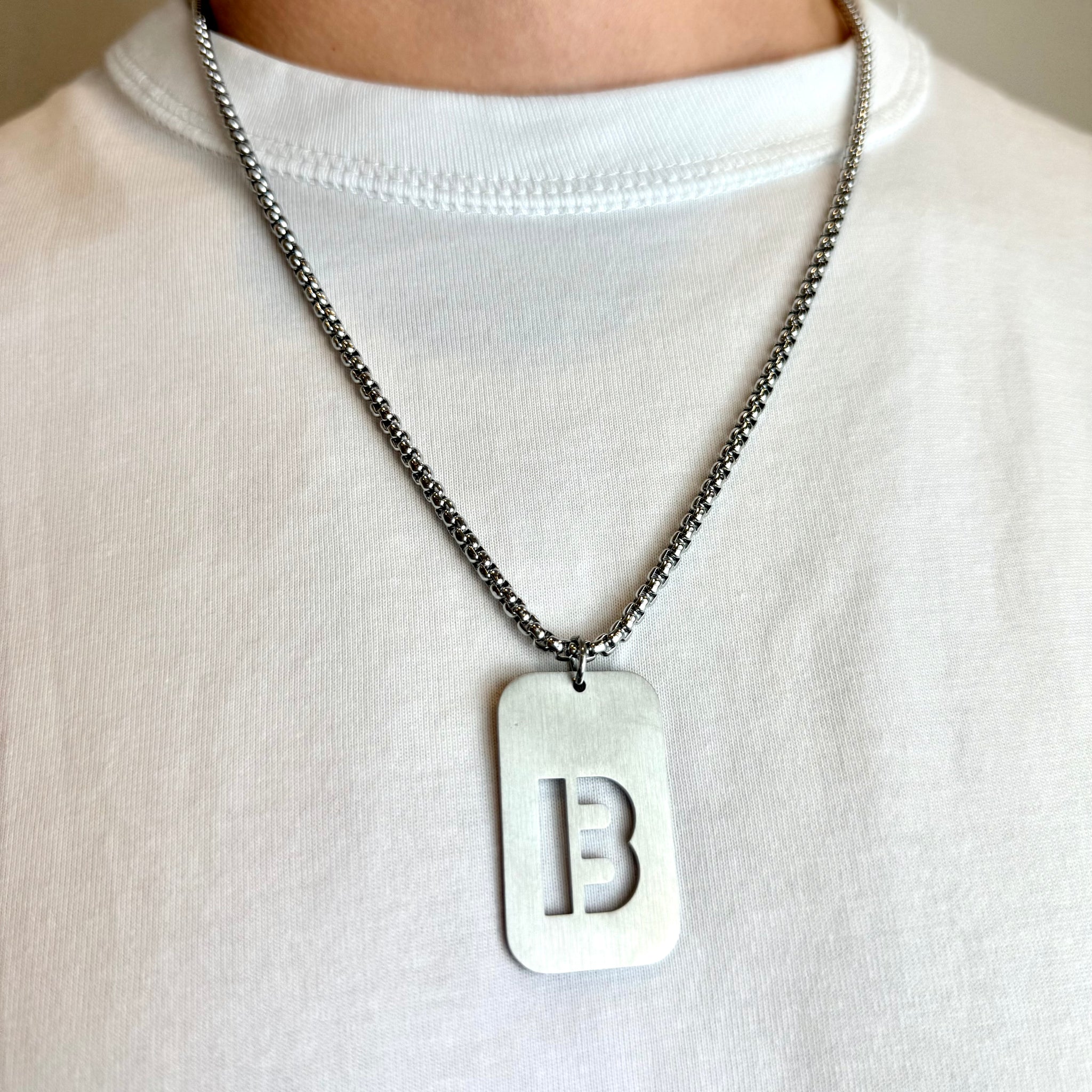 Grandinėlė su B raidės pakabuku