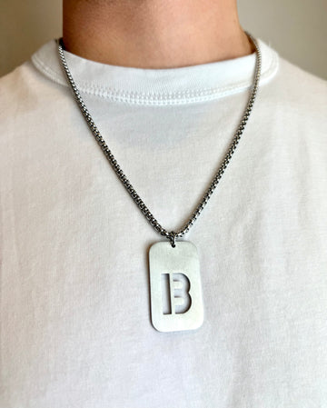 Grandinėlė su B raidės pakabuku