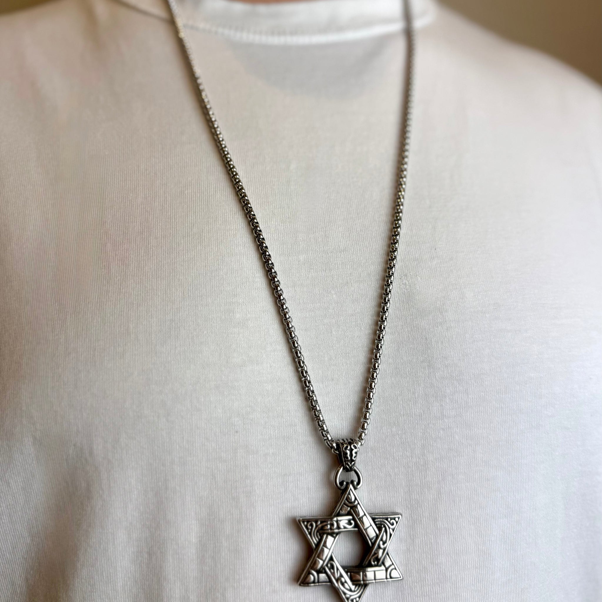 Grandinėlė su puošniu šešiakampiu