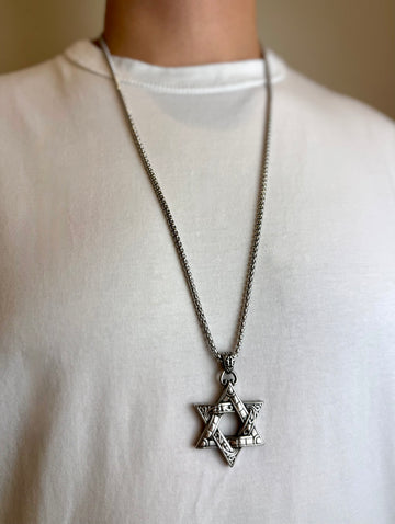 Grandinėlė su puošniu šešiakampiu