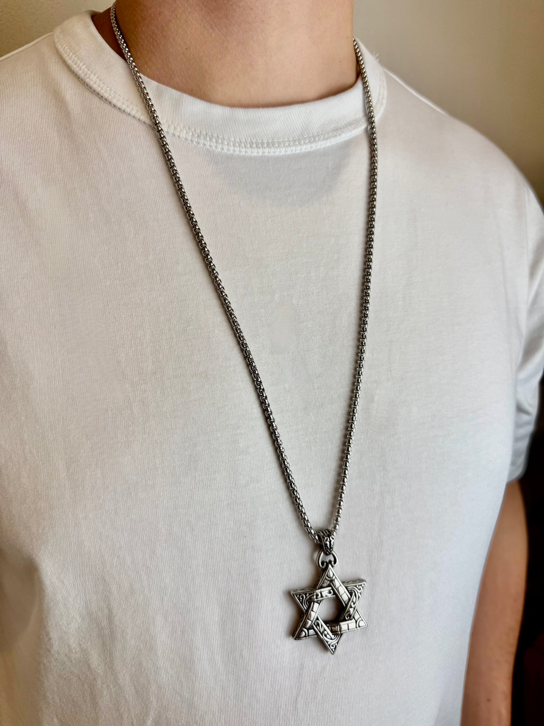 Grandinėlė su puošniu šešiakampiu