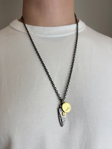 Tamsi grandinėlė su stilizuota plunksna