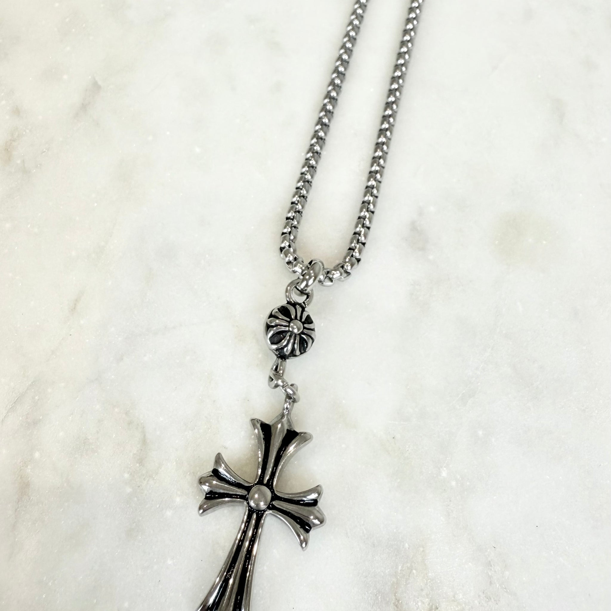 Grandinėlė su stilizuota kryželiu