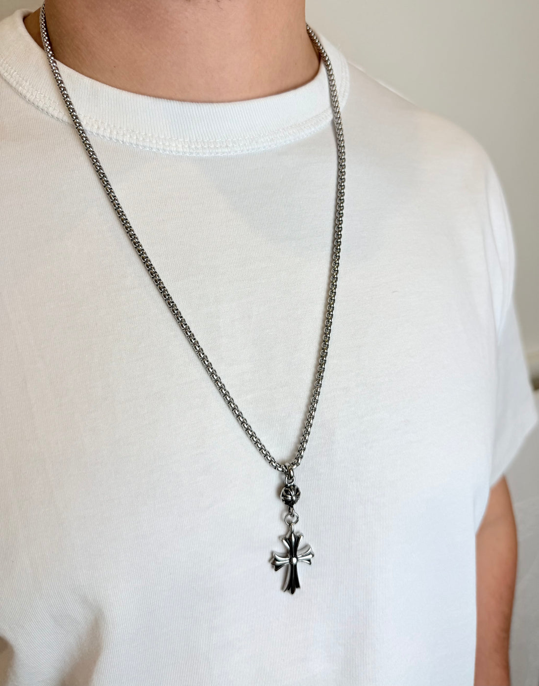 Grandinėlė su stilizuota kryželiu