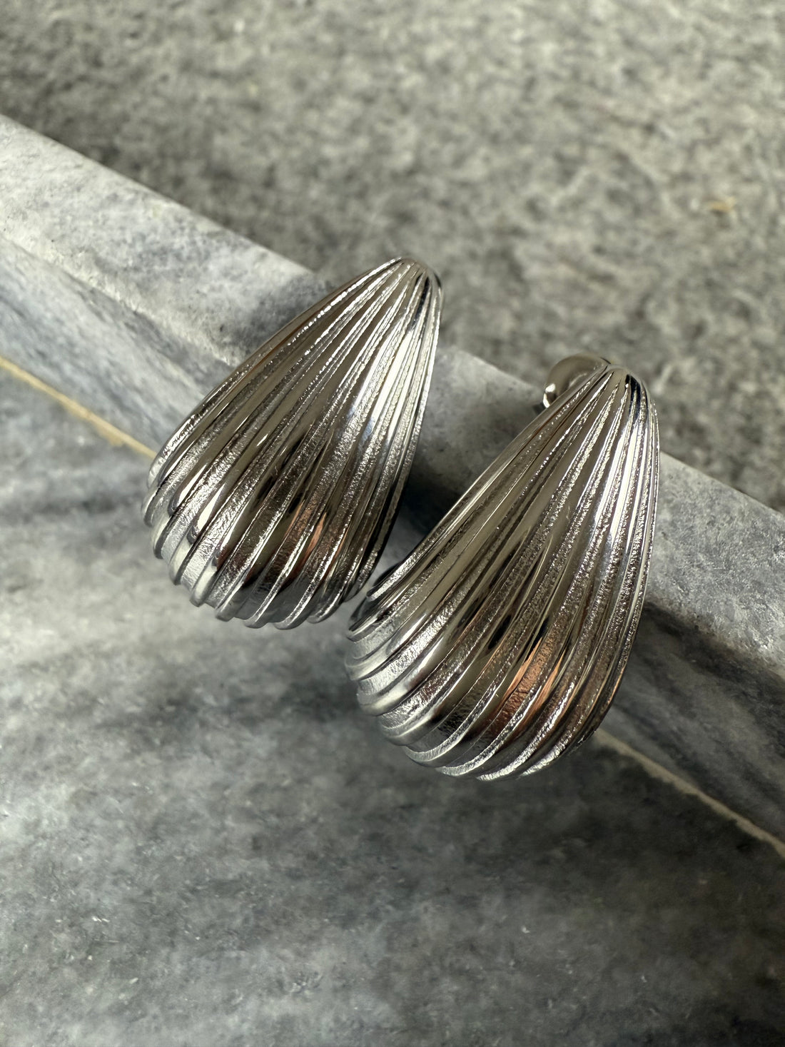 Auskarai kriauklės formos sidabro spalvos