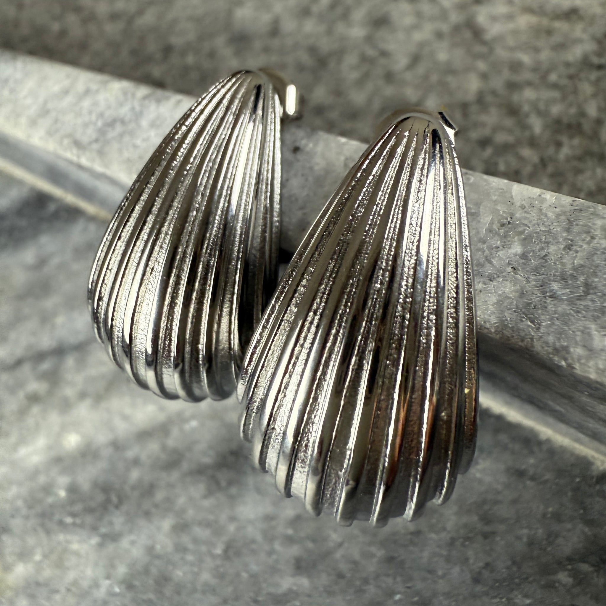 Auskarai kriauklės formos sidabro spalvos