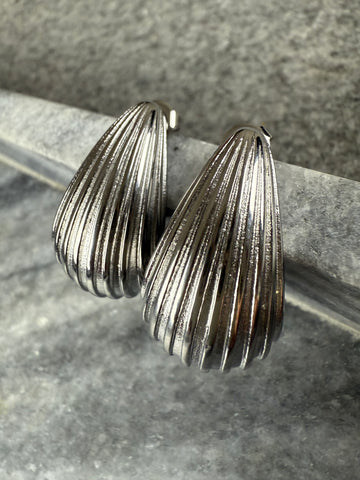 Auskarai kriauklės formos sidabro spalvos