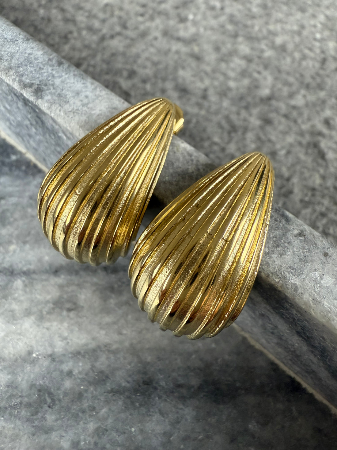 Auskarai kriauklės formos