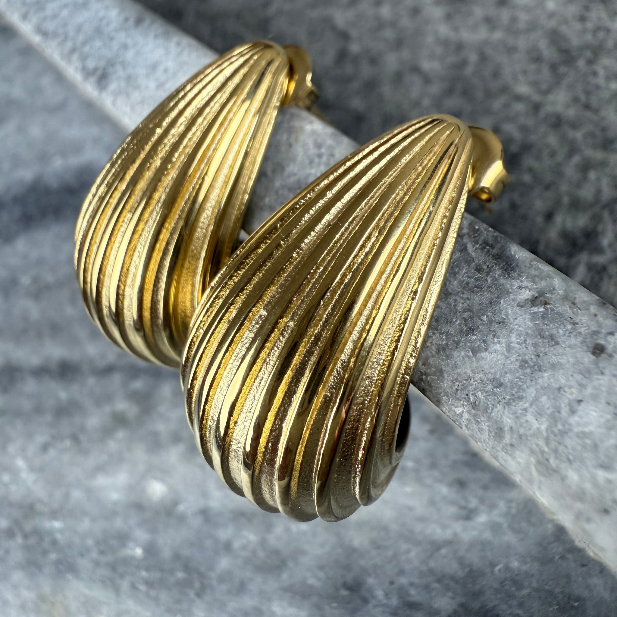 Auskarai kriauklės formos