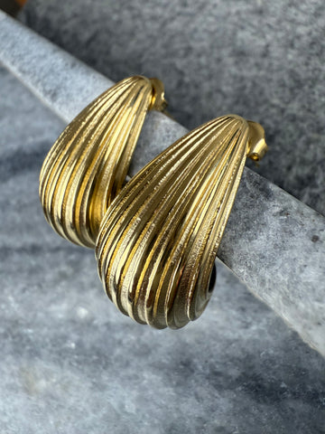 Auskarai kriauklės formos