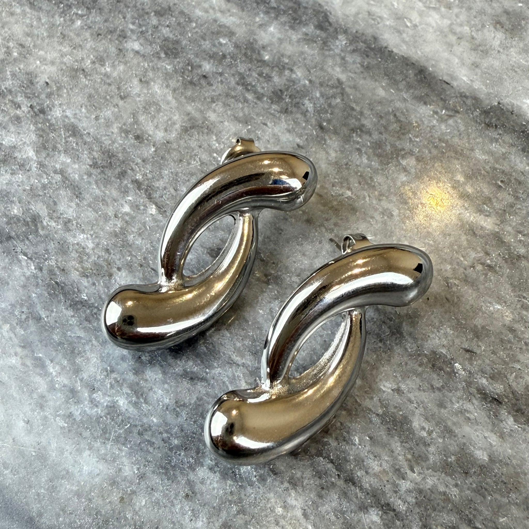 Auskarai - elegantiškos bangelės