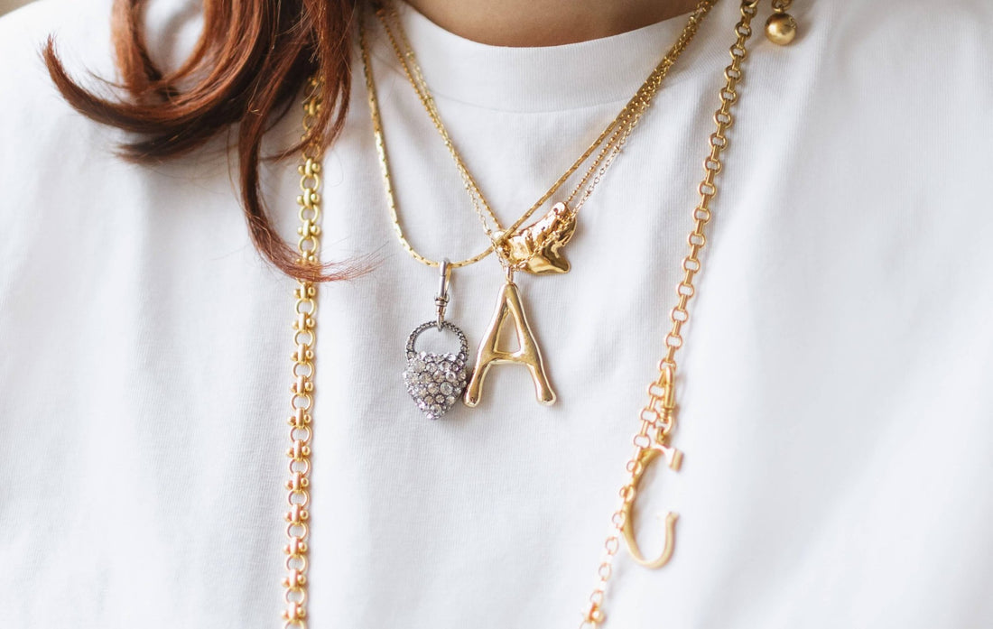 VINTAŽINIO STILIAUS PAKABUKAS 'E' RAIDĖ