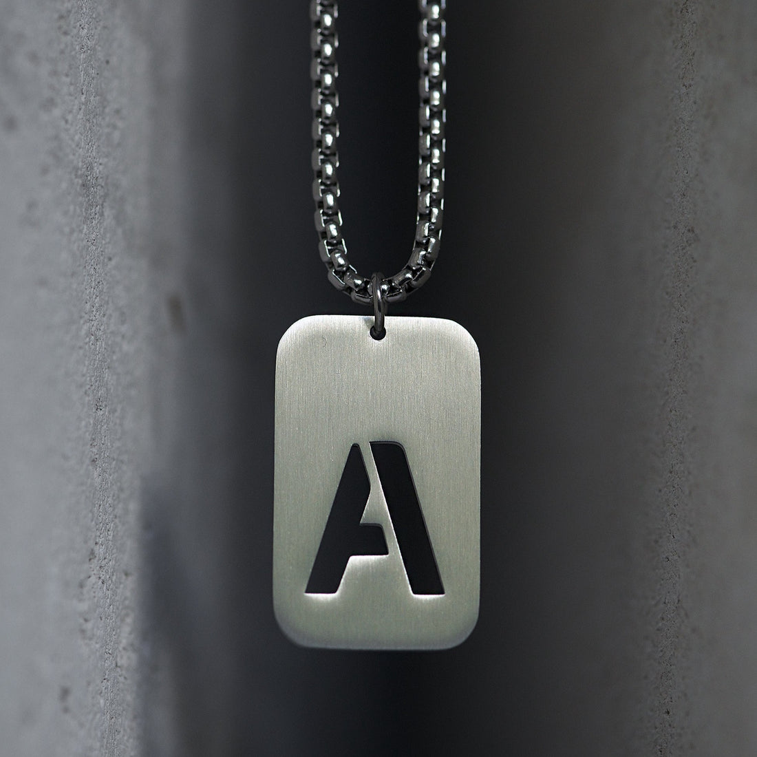 Sidabro spalvos pakabukas A raidė su grandinėle, 70 cm