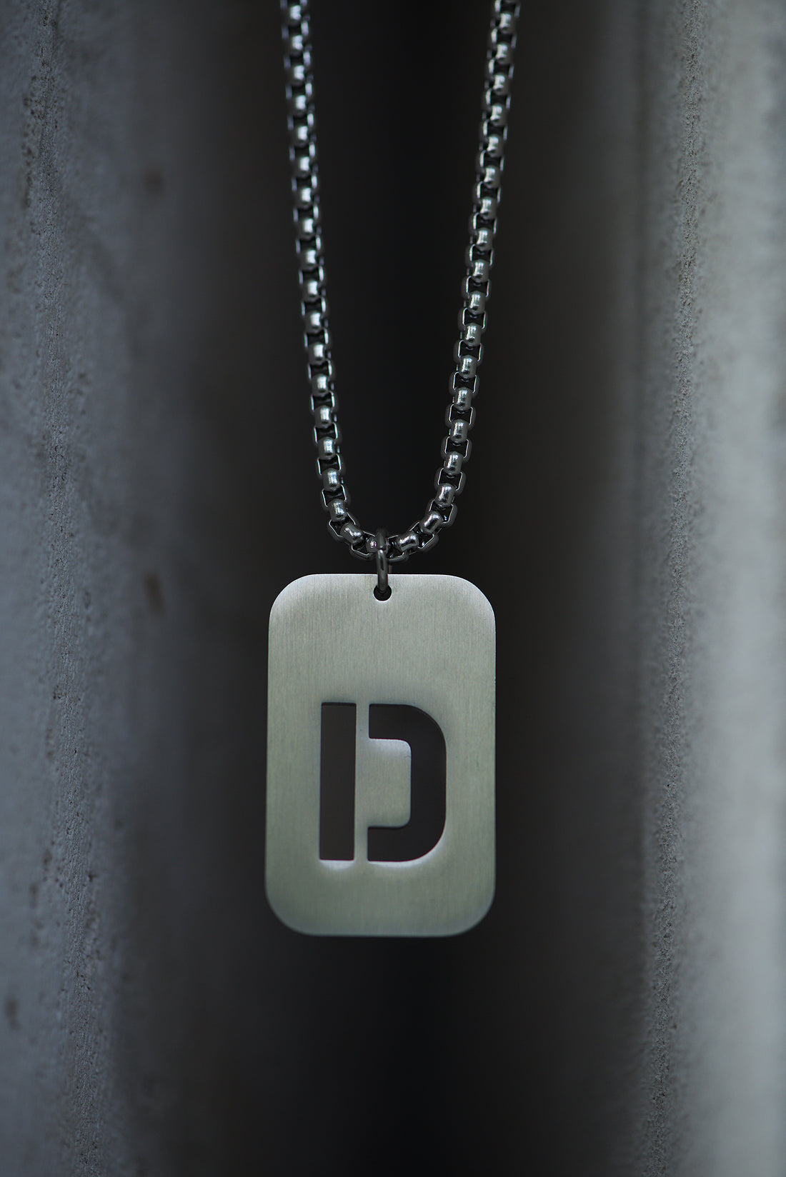 Sidabro spalvos pakabukas D raidė su grandinėle, 70 cm