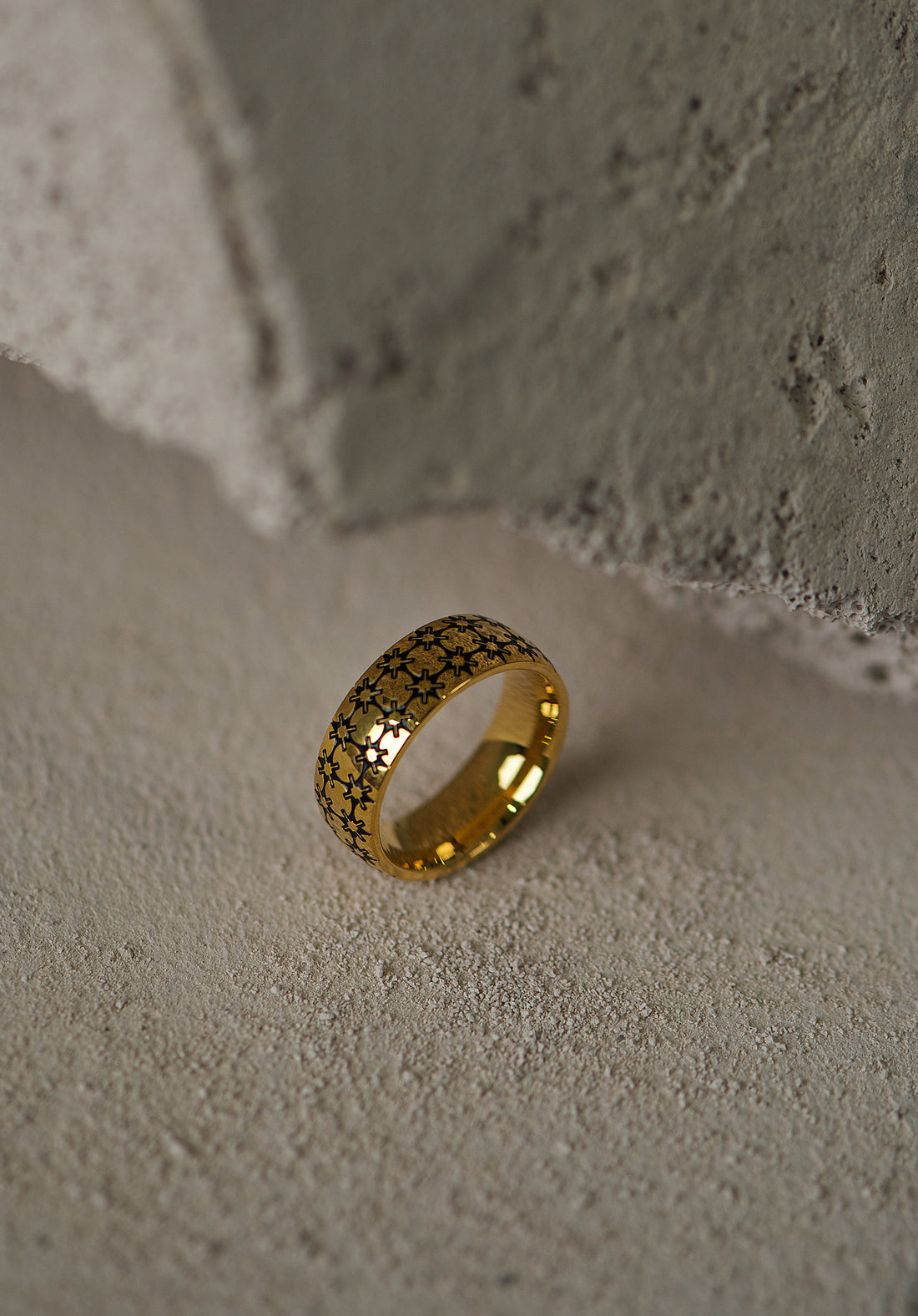 Aukso spalvos žiedas su saulučių raštu