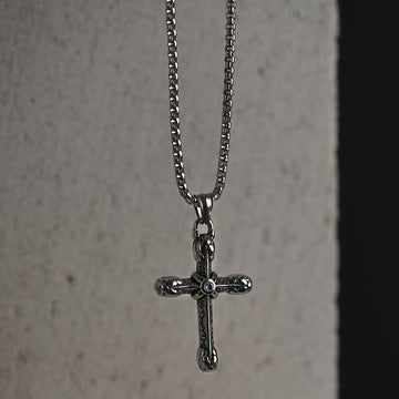 Sidabro spalvos 80cm grandinėlė su kryžiumi ir cirkonio akute