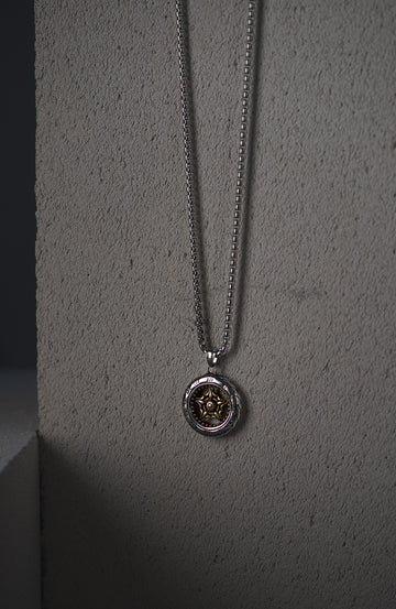 Sidabro spalvos 70 cm grandinėlė su auksiniu rato formos pakabuku