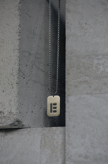 Sidabro spalvos pakabukas E raidė su grandinėle, 70 cm