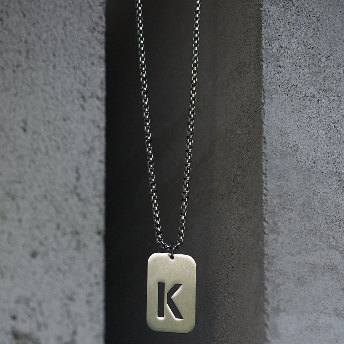 Grandinėlė su B raidės pakabuku