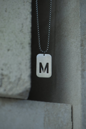 Sidabro spalvos pakabukas M raidė su grandinėle, 70 cm