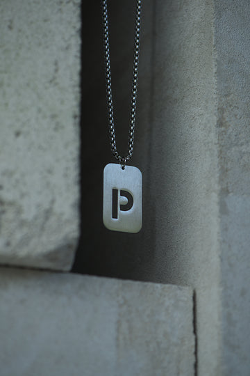 Sidabro spalvos pakabukas P raidė su grandinėle, 70 cm