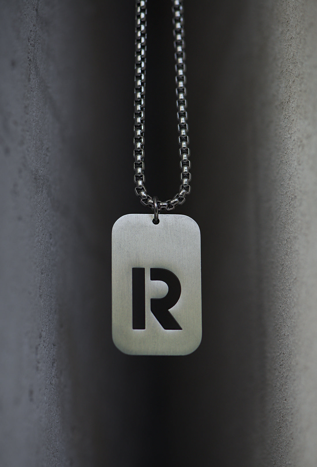 Sidabro spalvos pakabukas R raidė su grandinėle, 70 cm